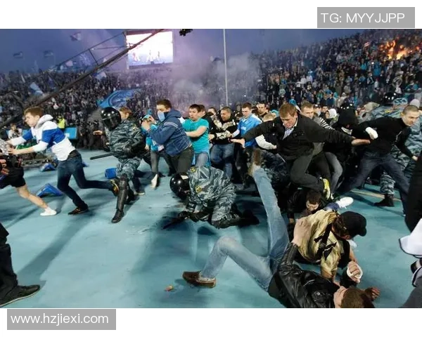 足球流氓与警察激烈对抗现场视频引发热议与讨论